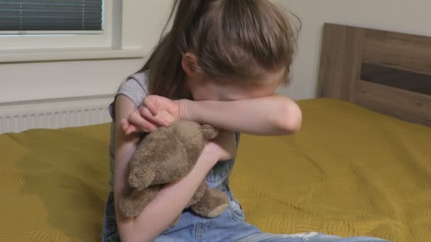 Chorando Menina Com Brinquedo Sala Vida Violência Doméstica Abuso Infantil — Vídeo de Stock