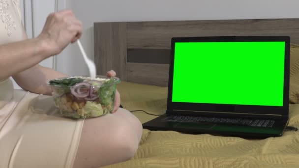 Geschäftsfrau Mixt Salate Hause Oder Hotelzimmer Der Nähe Von Laptop — Stockvideo