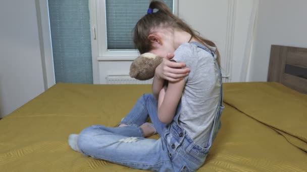 Stressé Pleurer Fille Sur Lit Problèmes Sociaux Familiaux Concept Problème — Video