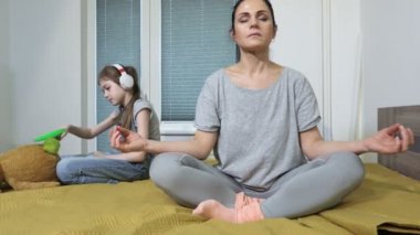 Küçük kız, annemi yogaya zorladı.