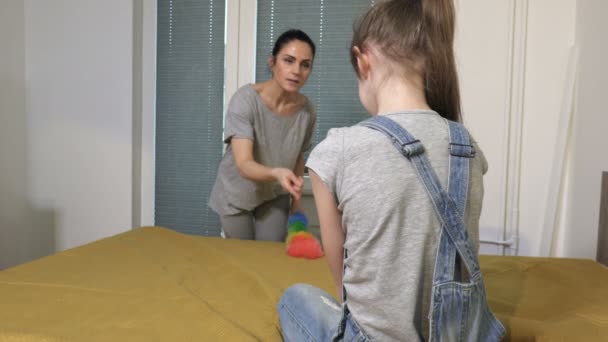 Mor Straffar Sin Dotter För Att Hon Bad Barnmisshandel Våld — Stockvideo