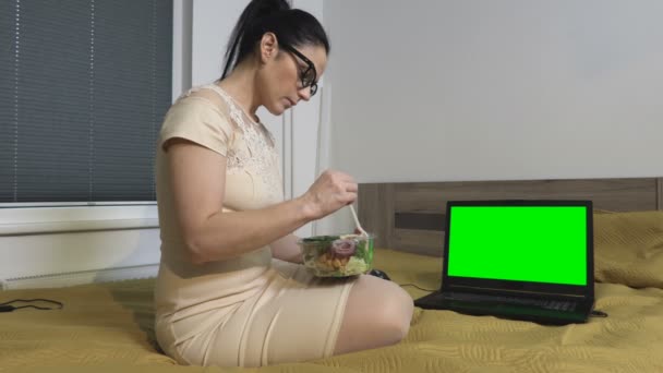 Business Woman Take Away Salads Home Hotel Room Laptop Computer — Stock Video