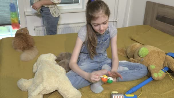 Menina Teimosa Tentar Brincar Com Brinquedos Chatos — Vídeo de Stock