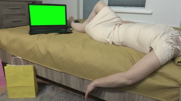 Moe Zakenman Ligt Ontspannen Bed Laptop Met Groen Scherm — Stockvideo