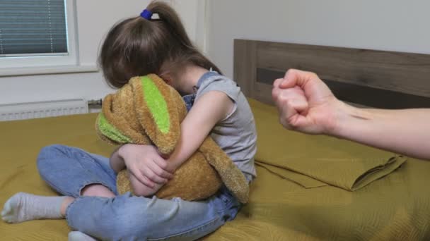 家庭内暴力家族への攻撃 子供への虐待 — ストック動画