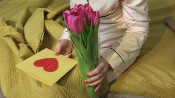 Vrouw Met Een Emmer Tulpen Handgemaakte Kaart Moederdag Maart — Stockvideo