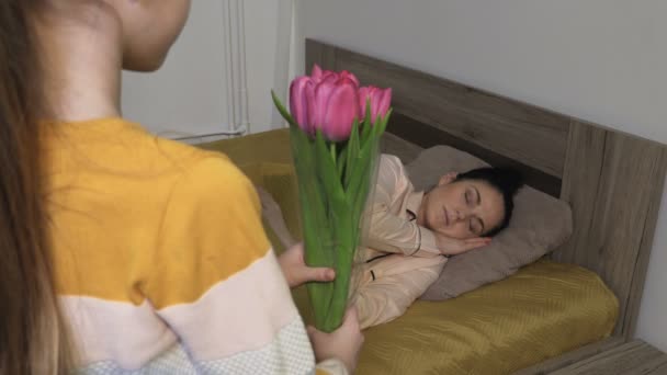Figlia Bambina Con Mazzo Fiori Tulipani Pronti Congratulazioni Sorpresa Mamma — Video Stock
