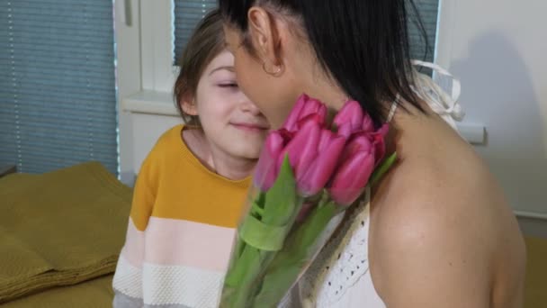 Kind Dochter Feliciteert Moeder Geeft Haar Bloemen Tulpen Moederdag Maart — Stockvideo