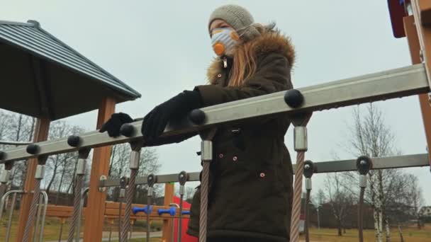 Meisje Dragen Van Een Gezichtsmasker Bescherming Voor Virus Kinderen Activiteit — Stockvideo