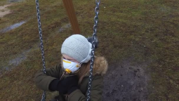 Mädchen Macht Outdoor Aktivität Auf Schaukel Mit Atemschutzmaske Corona Virus — Stockvideo
