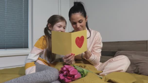 Tochter Gratuliert Mama Mit Blumen Tulpen Und Selbstgebastelter Karte Happy — Stockvideo