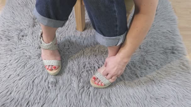 Женщина Чешет Свои Зудящие Ноги Проблемы Здоровьем Кожные Заболевания — стоковое видео