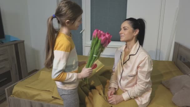 Criança Abraçando Sua Mãe Para Cumprimentá Com Buquê Flores Tulipa — Vídeo de Stock