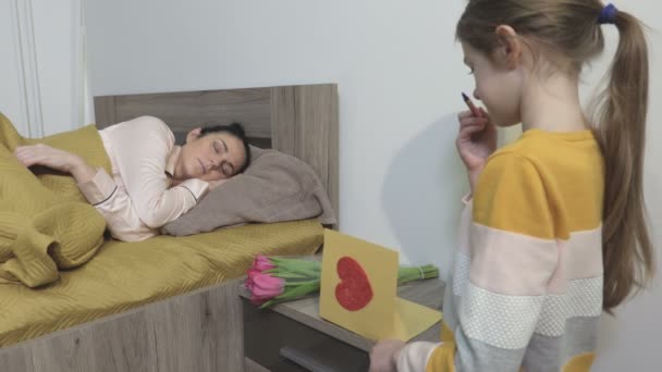 Figlia Prepara Regalo Della Carta Giorno Della Mamma — Video Stock