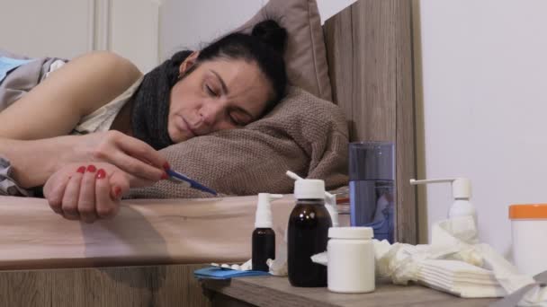 Mujer Enferma Comprobando Temperatura Corporal Con Termómetro — Vídeo de stock