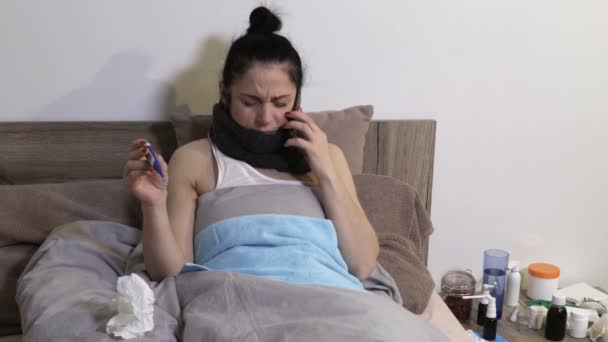 Zieke Vrouw Met Koorts Controleren Haar Temperature Using Telefoon Bellen — Stockvideo