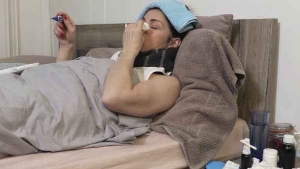 Mujer Enferma Con Secreción Nasal Dolor Garganta Tomando Temperatura Con — Vídeo de stock