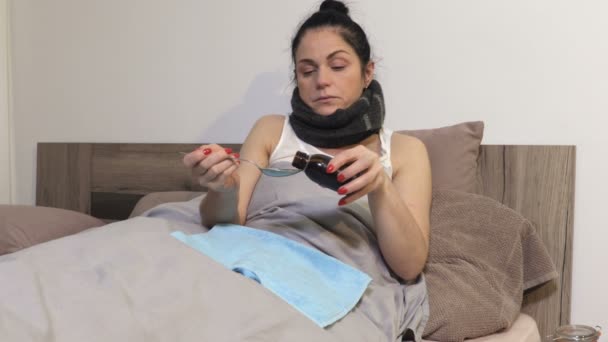 疲倦的女人吃止咳糖浆 — 图库视频影像