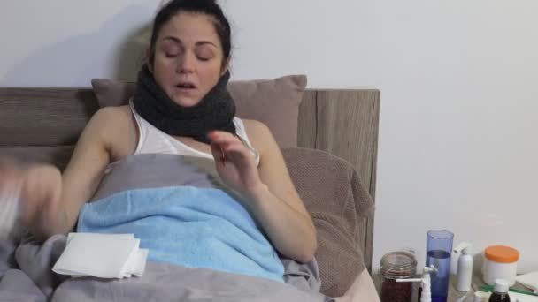 Donna Malata Con Naso Che Cola Sdraiata Letto — Video Stock