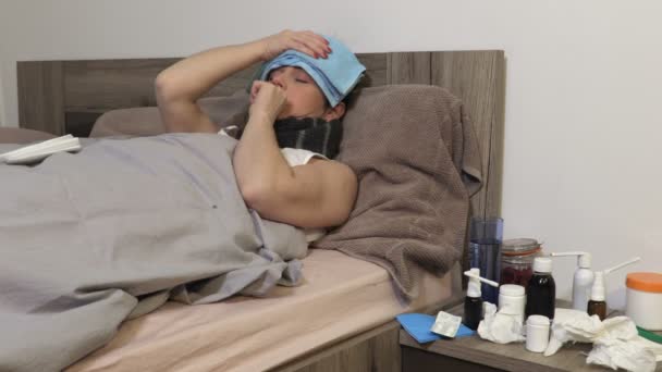 Kranke Frau Leidet Bett Unter Halsschmerzen — Stockvideo