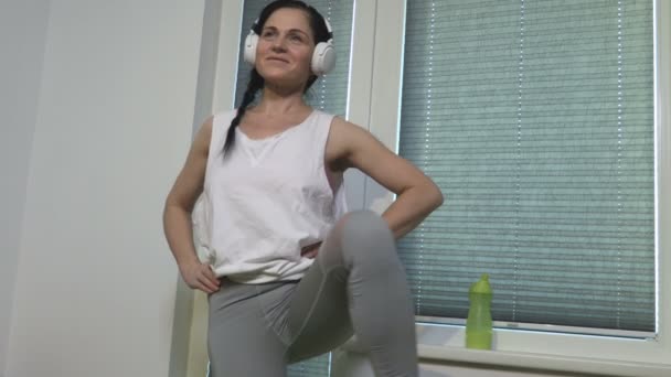 Gelukkig Vrouw Met Koptelefoon Opwarmen Van Haar Heupen — Stockvideo