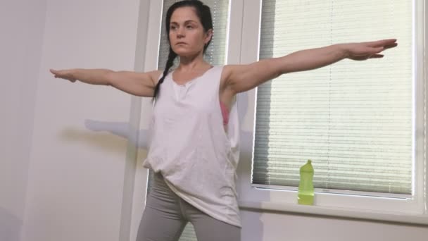 Woman Doing Dancer Workout Home — Stock Video
