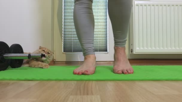 Mulher Aquecer Pés Antes Treino — Vídeo de Stock