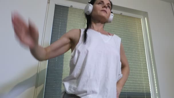 Mulher Ouvir Música Fones Ouvido Exercícios Alongamento — Vídeo de Stock