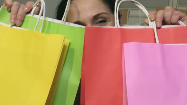 Mujer Feliz Detrás Bolsas Compras Coloridas — Vídeo de stock