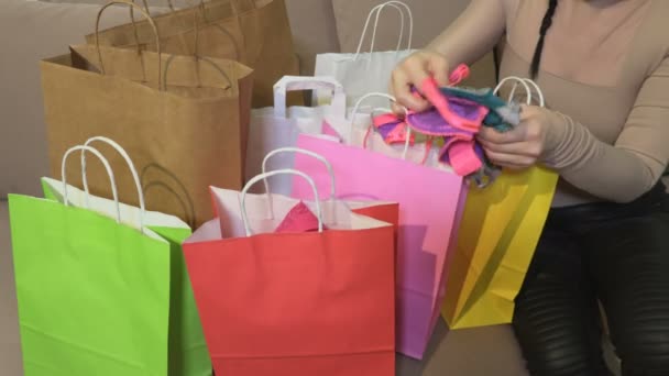 Γυναίκα Στο Σπίτι Μετά Ψώνια Peeping Τσάντες Ψώνια Επανεξέταση Αγορές — Αρχείο Βίντεο