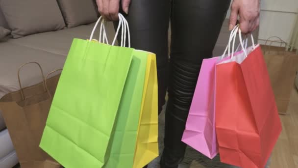 Γυναίκα Κρατώντας Πολύχρωμες Τσάντες Ψώνια Στο Σπίτι Μετά Ψώνια — Αρχείο Βίντεο