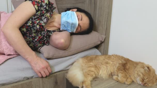 Mujer Con Una Alergia Los Gatos Cama Tratar Dormir Grabación — Vídeos de Stock