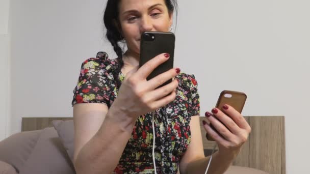 Vrouw Met Behulp Van Twee Smartphones Stock Beelden Video — Stockvideo