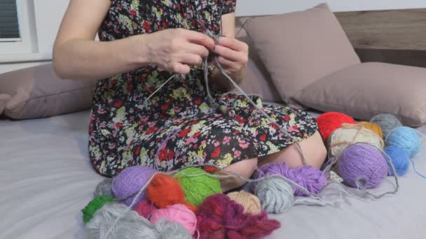 グレー糸からウールの靴下を作る女性 — ストック動画
