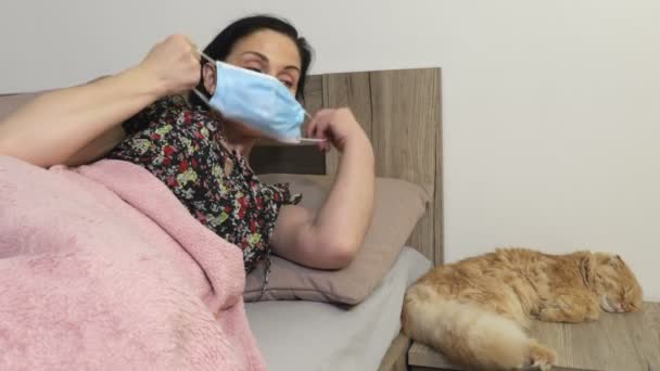 保護面マスクを使用して猫にアレルギーを持つ女性 — ストック動画
