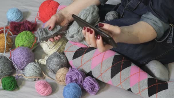 Vrouw Met Smartphone Buurt Kleurrijke Garen Ballen — Stockvideo