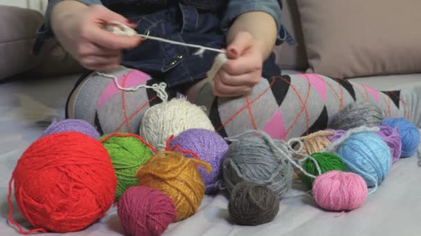 Vrouw Bed Met Kleurrijke Garen Ballen — Stockvideo