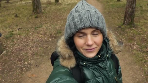 Mujer Bosque Viendo Cámara Haciendo Selfie Stock Video Imágenes — Vídeo de stock