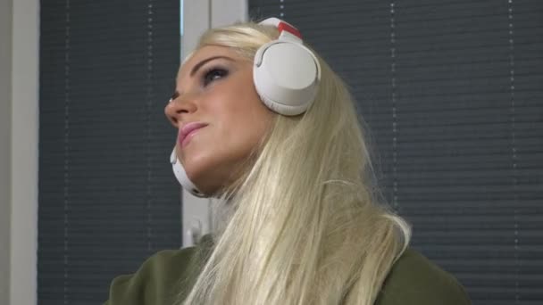 Woman Wig Headphones Combing Her Wig — Stock Video