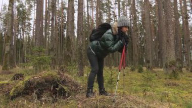 Trekking 'i olan yorgun kadın. Sağlıklı yaşam tarzı konsepti.