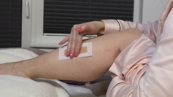 Femme Faisant Épilation Sur Ses Jambes Avec Épilation Cire — Video