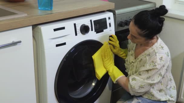Wanita Membersihkan Mesin Cuci Wanita Dengan Mesin Cuci — Stok Video