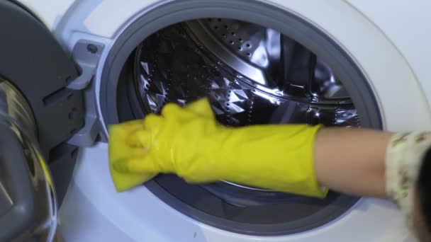 Vrouw Schoonmaken Schimmel Rubber Een Wasmachine — Stockvideo