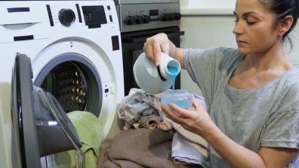 Perempuan Cuci Laundry Menggunakan Deterjen Cair — Stok Video