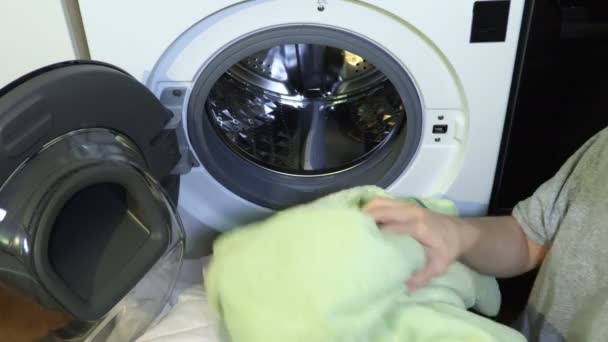 女人把衣服放进洗衣机 — 图库视频影像