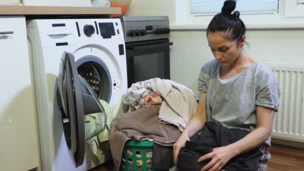 Koca Pantolonlu Kadın Başka Bir Kadının Çamaşırını Bulur Partnerin Aldatma — Stok video