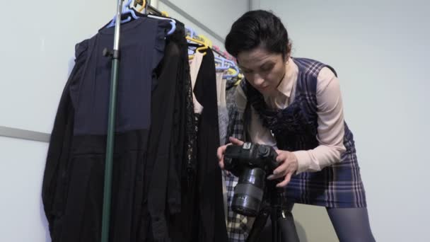 Female Fashion Blogger Neemt Foto Van Kleding Camera — Stockvideo