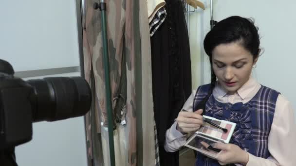 博客女性应用化妆品在相机 — 图库视频影像