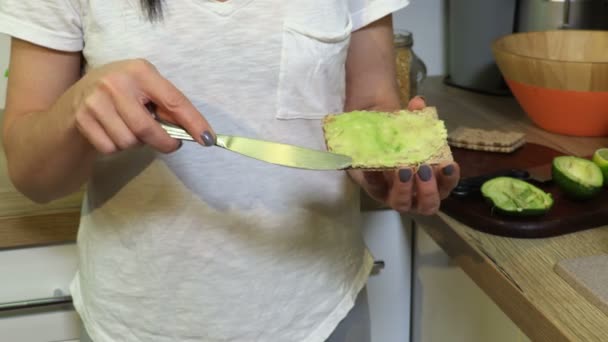 Vrouw Bereidt Gezonde Sandwich Groene Groente Vegetarisch Biologisch Concept — Stockvideo