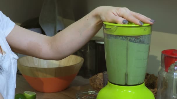 Vrouw Bereidt Gezonde Smoothie Keuken — Stockvideo